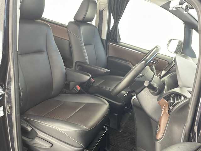 トヨタ エスクァイア Gi 沖縄県 2015(平27)年 4.7万km スパークリングブラックパールクリスタルシャイン 純正ナビ 【NSZT-W64】/　(TV Bluetooth CD/DVD)　/フリップダウンモニター　/バックカメラ　/両側パワースライドドア　/前後ドライブレコーダー　/クルーズコントロール　/プッシュスタート　/スマートキー　/レザーシート　/ＥＴＣ