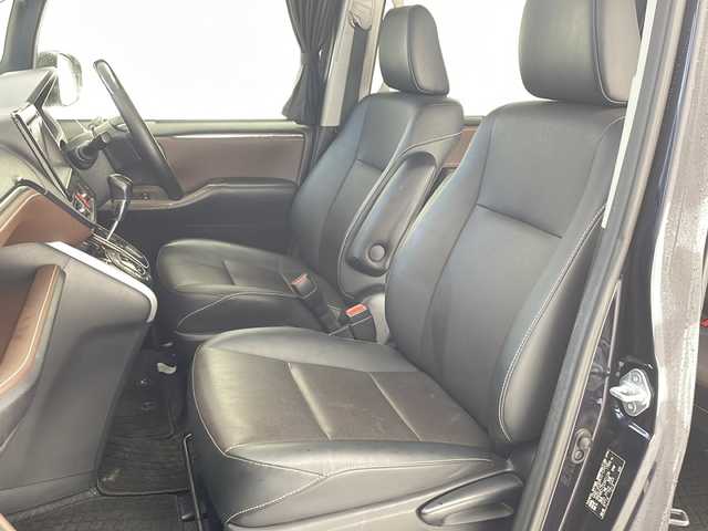 トヨタ エスクァイア Gi 沖縄県 2015(平27)年 4.7万km スパークリングブラックパールクリスタルシャイン 純正ナビ 【NSZT-W64】/　(TV Bluetooth CD/DVD)　/フリップダウンモニター　/バックカメラ　/両側パワースライドドア　/前後ドライブレコーダー　/クルーズコントロール　/プッシュスタート　/スマートキー　/レザーシート　/ＥＴＣ