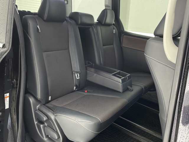 トヨタ エスクァイア Gi 沖縄県 2015(平27)年 4.7万km スパークリングブラックパールクリスタルシャイン 純正ナビ 【NSZT-W64】/　(TV Bluetooth CD/DVD)　/フリップダウンモニター　/バックカメラ　/両側パワースライドドア　/前後ドライブレコーダー　/クルーズコントロール　/プッシュスタート　/スマートキー　/レザーシート　/ＥＴＣ