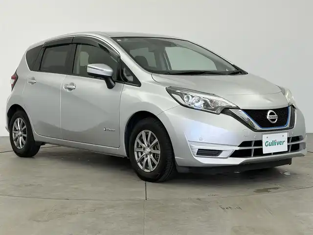 日産 ノート e－パワー X 愛知県 2016(平28)年 6.7万km ブリリアントシルバー 純正ナビ（TV・Bluetooth・ラジオ）/全方位カメラ/デジタルインナーミラー/コーナーセンサー/衝突軽減ブレーキ/横滑り防止装置/LEDオートライト/純正フロアマット/純正アルミホイール/プッシュスタート/オートエアコン