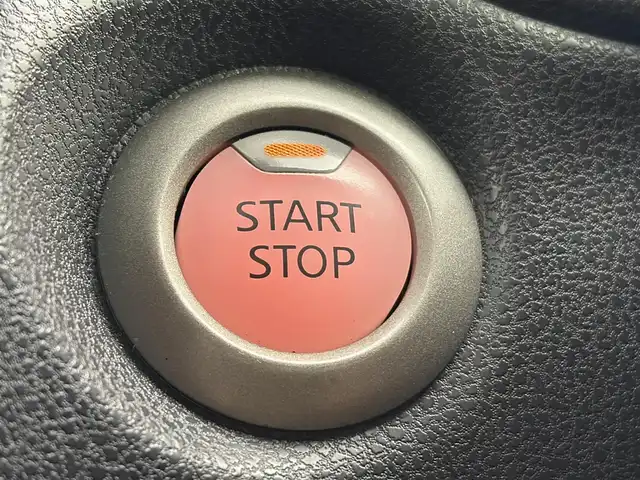 日産 ノート e－パワー X 愛知県 2016(平28)年 6.7万km ブリリアントシルバー 純正ナビ（TV・Bluetooth・ラジオ）/全方位カメラ/デジタルインナーミラー/コーナーセンサー/衝突軽減ブレーキ/横滑り防止装置/LEDオートライト/純正フロアマット/純正アルミホイール/プッシュスタート/オートエアコン