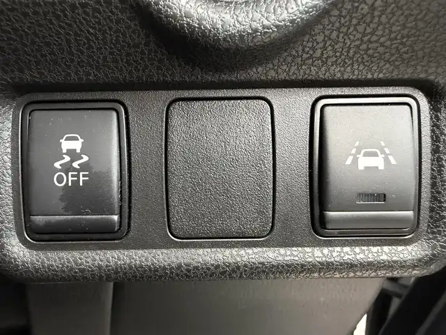 日産 ノート e－パワー X 愛知県 2016(平28)年 6.7万km ブリリアントシルバー 純正ナビ（TV・Bluetooth・ラジオ）/全方位カメラ/デジタルインナーミラー/コーナーセンサー/衝突軽減ブレーキ/横滑り防止装置/LEDオートライト/純正フロアマット/純正アルミホイール/プッシュスタート/オートエアコン