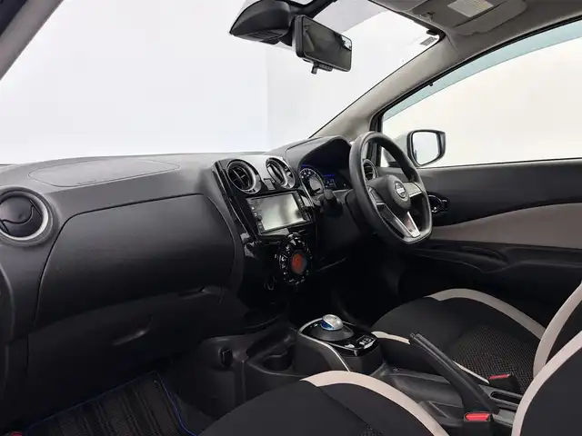日産 ノート e－パワー X 愛知県 2016(平28)年 6.7万km ブリリアントシルバー 純正ナビ（TV・Bluetooth・ラジオ）/全方位カメラ/デジタルインナーミラー/コーナーセンサー/衝突軽減ブレーキ/横滑り防止装置/LEDオートライト/純正フロアマット/純正アルミホイール/プッシュスタート/オートエアコン