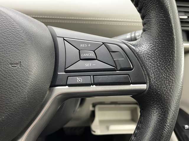 日産 セレナ G 千葉県 2016(平28)年 6.9万km アズライトブルー 純正９インチナビ/ＣＤ／ＤＶＤ／ブルーレイ/クルーズコントロール/車線逸脱警報/エマージェンシー/両側パワスラ/純正フリップダウンモニター/ビルトインＥＴＣ/オートライト/フォグランプ/ＬＥＤライト/後席ＵＳＢ端子/ロールサンシェード/シートバックテーブル/フロアマット/ドアバイザー