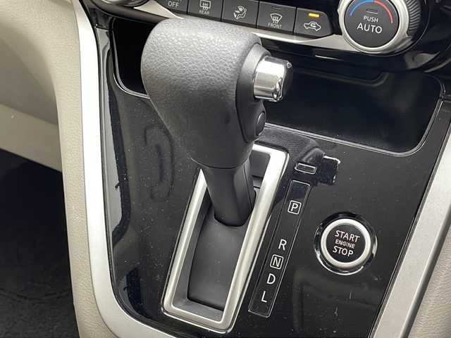 日産 セレナ G 千葉県 2016(平28)年 6.9万km アズライトブルー 純正９インチナビ/ＣＤ／ＤＶＤ／ブルーレイ/クルーズコントロール/車線逸脱警報/エマージェンシー/両側パワスラ/純正フリップダウンモニター/ビルトインＥＴＣ/オートライト/フォグランプ/ＬＥＤライト/後席ＵＳＢ端子/ロールサンシェード/シートバックテーブル/フロアマット/ドアバイザー