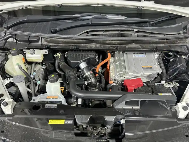 日産 セレナ e－パワー ハイウェイスター V 佐賀県 2020(令2)年 3.8万km ブリリアントホワイトパール ワンオーナー/純正10インチナビ/フルセグTV/CD/DVD/Bluetooth/全方位カメラ/衝突被害軽減システム/ブラインドスポットモニター/クルーズコントロール/クリアランスソナー/オートライト/オートマチックハイビーム/LEDヘッドライト/LEDフォグライト/純正前方ドライブレコーダー/駐車支援システム/ロードサインアシスト/両側パワースライドドア/ハンズフリースライドドア/シートバックテーブル/後席サンシェード/運転席・助手席シートヒーター/ISOFIX対応/ステアリングヒーター/純正フロントスポイラー/純正15インチアルミホイール/純正フロアマット/ドアバイザー/スマートキー