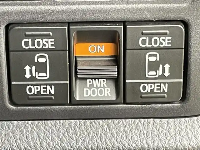 トヨタ エスクァイア ハイブリッド Gi 千葉県 2014(平26)年 6.6万km スパークリングブラックパールクリスタルシャイン 両側電動ドア/クルーズコントロール/社外9インチメモリナビ/・型番：CN-F1D/・CD/DVD/Blu-ray/Bluetooth/フルセグTV/・バックカメラ/・ビルトインETC/革巻きステアリング/・ステアリングスイッチ/レザーシート/・DNシートヒーター/左右独立エアコン/置くだけ充電/純正フロアマット/純正15インチAW/オートライト/・LEDヘッドライト/・フォグランプ