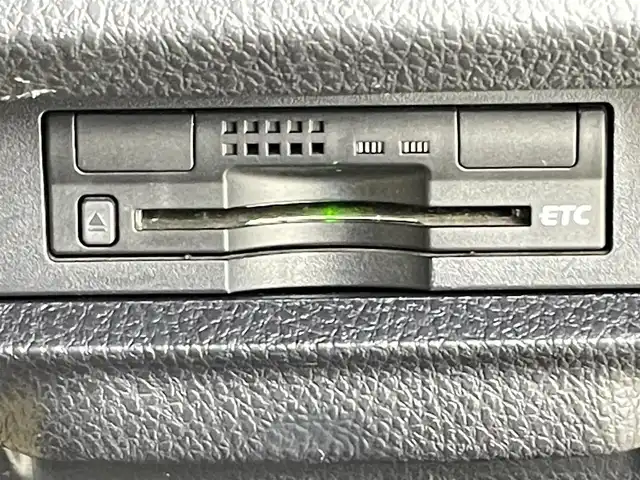 トヨタ エスクァイア ハイブリッド Gi 千葉県 2014(平26)年 6.6万km スパークリングブラックパールクリスタルシャイン 両側電動ドア/クルーズコントロール/社外9インチメモリナビ/・型番：CN-F1D/・CD/DVD/Blu-ray/Bluetooth/フルセグTV/・バックカメラ/・ビルトインETC/革巻きステアリング/・ステアリングスイッチ/レザーシート/・DNシートヒーター/左右独立エアコン/置くだけ充電/純正フロアマット/純正15インチAW/オートライト/・LEDヘッドライト/・フォグランプ