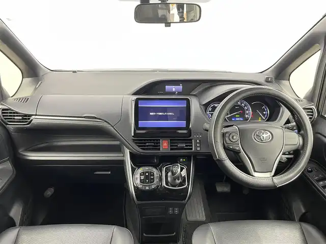 トヨタ エスクァイア ハイブリッド Gi 千葉県 2014(平26)年 6.6万km スパークリングブラックパールクリスタルシャイン 両側電動ドア/クルーズコントロール/社外9インチメモリナビ/・型番：CN-F1D/・CD/DVD/Blu-ray/Bluetooth/フルセグTV/・バックカメラ/・ビルトインETC/革巻きステアリング/・ステアリングスイッチ/レザーシート/・DNシートヒーター/左右独立エアコン/置くだけ充電/純正フロアマット/純正15インチAW/オートライト/・LEDヘッドライト/・フォグランプ