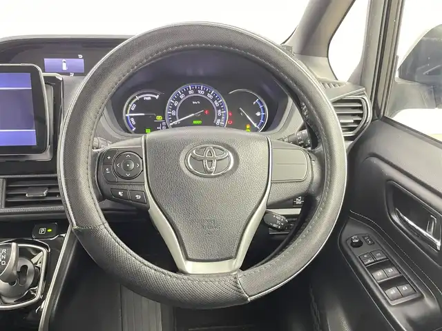 トヨタ エスクァイア ハイブリッド Gi 千葉県 2014(平26)年 6.6万km スパークリングブラックパールクリスタルシャイン 両側電動ドア/クルーズコントロール/社外9インチメモリナビ/・型番：CN-F1D/・CD/DVD/Blu-ray/Bluetooth/フルセグTV/・バックカメラ/・ビルトインETC/革巻きステアリング/・ステアリングスイッチ/レザーシート/・DNシートヒーター/左右独立エアコン/置くだけ充電/純正フロアマット/純正15インチAW/オートライト/・LEDヘッドライト/・フォグランプ