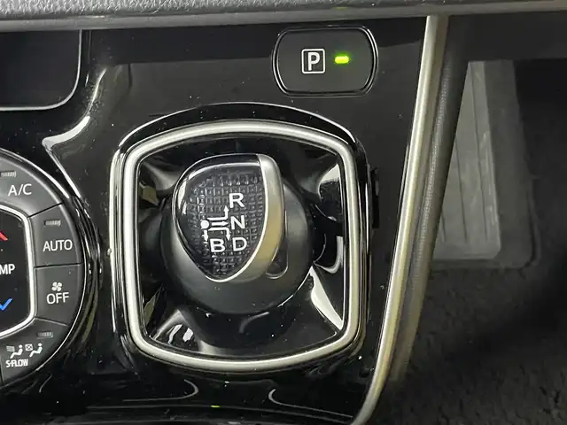 トヨタ エスクァイア ハイブリッド Gi 千葉県 2014(平26)年 6.6万km スパークリングブラックパールクリスタルシャイン 両側電動ドア/クルーズコントロール/社外9インチメモリナビ/・型番：CN-F1D/・CD/DVD/Blu-ray/Bluetooth/フルセグTV/・バックカメラ/・ビルトインETC/革巻きステアリング/・ステアリングスイッチ/レザーシート/・DNシートヒーター/左右独立エアコン/置くだけ充電/純正フロアマット/純正15インチAW/オートライト/・LEDヘッドライト/・フォグランプ