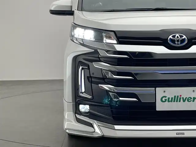 トヨタ ノア ハイブリッド S－Z 愛知県 2023(令5)年 1.2万km ホワイトパールクリスタルシャイン 純正１０．５型ナビ　モデリスタ　快適利便Ｈｉｇｈ　禁煙　バックカメラ　ＤＶＤ　前後ドラレコ　ＡＣ１００Ｖ　ＥＴＣ２．０　シートヒーター　衝突軽減　追従クルコン　ＢＳＭ　ＬＥＤライト　アドバンスドドライブ　モデリスタシグネチャーイルミ　パワーバックドア　オットマン　ハーフレザー　USBポート