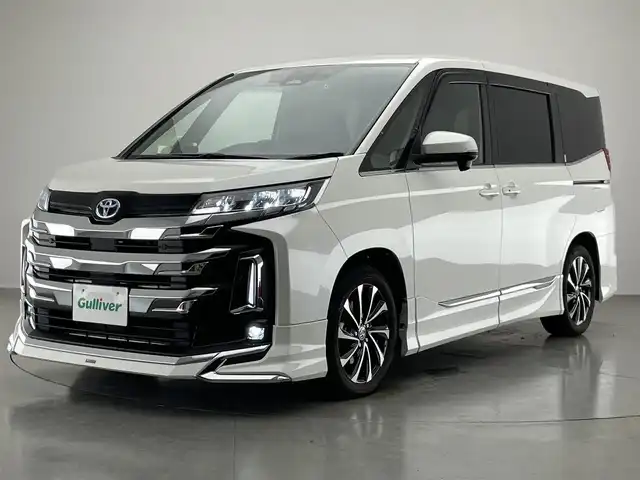 トヨタ ノア ハイブリッド S－Z 愛知県 2023(令5)年 1.2万km ホワイトパールクリスタルシャイン 純正１０．５型ナビ　モデリスタ　快適利便Ｈｉｇｈ　禁煙　バックカメラ　ＤＶＤ　前後ドラレコ　ＡＣ１００Ｖ　ＥＴＣ２．０　シートヒーター　衝突軽減　追従クルコン　ＢＳＭ　ＬＥＤライト　アドバンスドドライブ　モデリスタシグネチャーイルミ　パワーバックドア　オットマン　ハーフレザー　USBポート