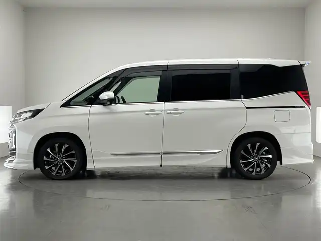 トヨタ ノア ハイブリッド S－Z 愛知県 2023(令5)年 1.2万km ホワイトパールクリスタルシャイン 純正１０．５型ナビ　モデリスタ　快適利便Ｈｉｇｈ　禁煙　バックカメラ　ＤＶＤ　前後ドラレコ　ＡＣ１００Ｖ　ＥＴＣ２．０　シートヒーター　衝突軽減　追従クルコン　ＢＳＭ　ＬＥＤライト　アドバンスドドライブ　モデリスタシグネチャーイルミ　パワーバックドア　オットマン　ハーフレザー　USBポート