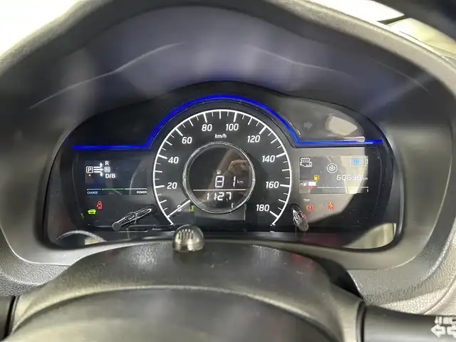 日産 ノート e－パワー メダリスト 佐賀県 2018(平30)年 6.1万km ダークメタルグレー 純正7インチナビ/フルセグTV/DVD/CD/Bluetooth/全方位カメラ/衝突被害軽減システム/レーダークルーズコントロール/レーンアシスト/オートライト/オートマチックハイビーム/LEDヘッドライト/LEDフォグライト/横滑り防止装置/デジタルインナールームミラー/前後ドライブレコーダー/ETC/クリアランスソナー/ハーフレザーシート/ISOFIX対応/純正フロアマット/純正15インチアルミホイール/スマートキー/プッシュスタート/電動格納ミラー