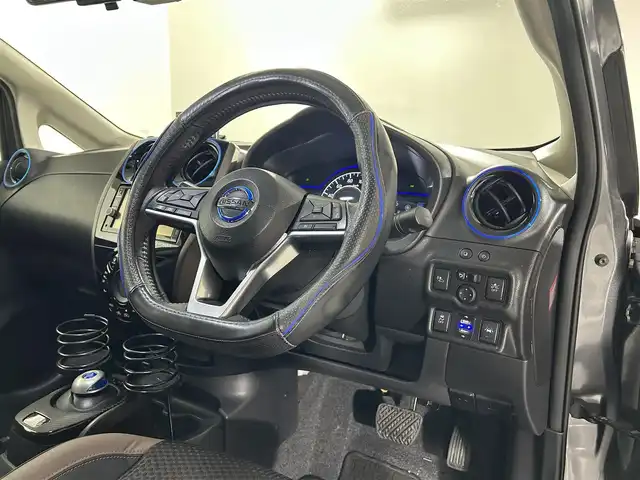 日産 ノート e－パワー メダリスト 佐賀県 2018(平30)年 6.1万km ダークメタルグレー 純正7インチナビ/フルセグTV/DVD/CD/Bluetooth/全方位カメラ/衝突被害軽減システム/レーダークルーズコントロール/レーンアシスト/オートライト/オートマチックハイビーム/LEDヘッドライト/LEDフォグライト/横滑り防止装置/デジタルインナールームミラー/前後ドライブレコーダー/ETC/クリアランスソナー/ハーフレザーシート/ISOFIX対応/純正フロアマット/純正15インチアルミホイール/スマートキー/プッシュスタート/電動格納ミラー