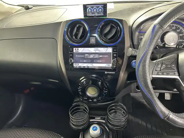 日産 ノート e－パワー メダリスト 佐賀県 2018(平30)年 6.1万km ダークメタルグレー 純正7インチナビ/フルセグTV/DVD/CD/Bluetooth/全方位カメラ/衝突被害軽減システム/レーダークルーズコントロール/レーンアシスト/オートライト/オートマチックハイビーム/LEDヘッドライト/LEDフォグライト/横滑り防止装置/デジタルインナールームミラー/前後ドライブレコーダー/ETC/クリアランスソナー/ハーフレザーシート/ISOFIX対応/純正フロアマット/純正15インチアルミホイール/スマートキー/プッシュスタート/電動格納ミラー