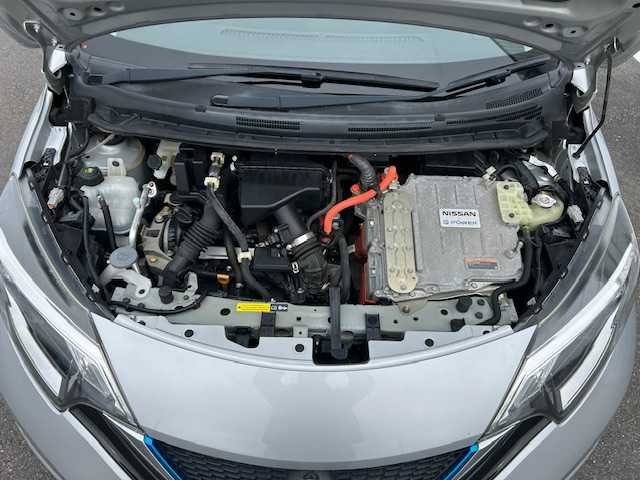 日産 ノート e－パワー X 栃木県 2017(平29)年 3.2万km ブリリアントシルバー エマージェンシーブレーキ/純正メモリナビ/フルセグTV/DVD/Bluetooth/USB/MSV/アラウンドビューモニター/ETC/ドライブレコーダー/インテリジェントルームミラー/スマートキー/プッシュEgスタート/スペアキー/LEDヘッドライト/オートライト/ステアリングリモコン/純正フロアマット/保証書/取説