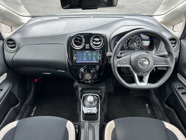 日産 ノート e－パワー X 栃木県 2017(平29)年 3.2万km ブリリアントシルバー エマージェンシーブレーキ/純正メモリナビ/フルセグTV/DVD/Bluetooth/USB/MSV/アラウンドビューモニター/ETC/ドライブレコーダー/インテリジェントルームミラー/スマートキー/プッシュEgスタート/スペアキー/LEDヘッドライト/オートライト/ステアリングリモコン/純正フロアマット/保証書/取説