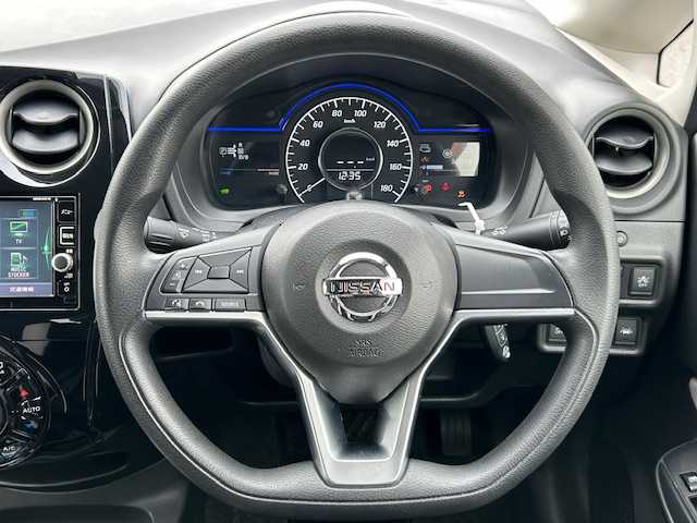 日産 ノート e－パワー X 栃木県 2017(平29)年 3.2万km ブリリアントシルバー エマージェンシーブレーキ/純正メモリナビ/フルセグTV/DVD/Bluetooth/USB/MSV/アラウンドビューモニター/ETC/ドライブレコーダー/インテリジェントルームミラー/スマートキー/プッシュEgスタート/スペアキー/LEDヘッドライト/オートライト/ステアリングリモコン/純正フロアマット/保証書/取説