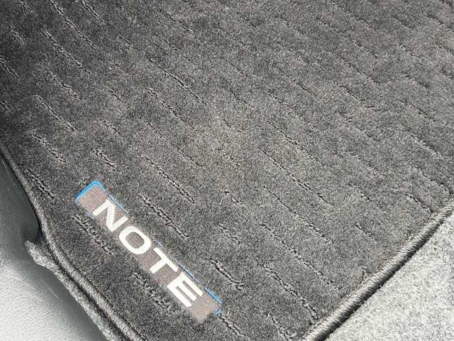 日産 ノート e－パワー X 栃木県 2017(平29)年 3.2万km ブリリアントシルバー エマージェンシーブレーキ/純正メモリナビ/フルセグTV/DVD/Bluetooth/USB/MSV/アラウンドビューモニター/ETC/ドライブレコーダー/インテリジェントルームミラー/スマートキー/プッシュEgスタート/スペアキー/LEDヘッドライト/オートライト/ステアリングリモコン/純正フロアマット/保証書/取説