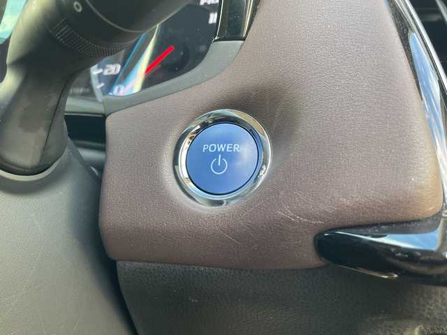 トヨタ クラウン ハイブリッド S Cパッケージ 千葉県 2019(平31)年 1.6万km プレシャスシルバー ナビ　全方位カメラ　ヘッドアップディスプレイ　ＢＳＭ　パドルシフト　レーダークルーズ　フルセグＴＶ　ステアヒーター　シートヒーター　パワーシート　２．０ＥＴＣ　ドラレコ　セーフティセンス　１７ＡＷ/純正メーカーナビ/ヘッドアップディスプレイ/全方位カメラ/ブラインドスポットモニター/パドルシフト/ステアリングヒーター/ステアリングスイッチ/シートヒーター/オートクルーズコントロール/パワーシート/ＥＴＣ２．０/純正ドライブレコーダー（DRT-H68A）/純正マット/前後コーナーセンサー/純正AW/ドアバイザー