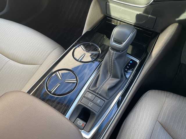 トヨタ クラウン ハイブリッド S Cパッケージ 千葉県 2019(平31)年 1.6万km プレシャスシルバー ナビ　全方位カメラ　ヘッドアップディスプレイ　ＢＳＭ　パドルシフト　レーダークルーズ　フルセグＴＶ　ステアヒーター　シートヒーター　パワーシート　２．０ＥＴＣ　ドラレコ　セーフティセンス　１７ＡＷ/純正メーカーナビ/ヘッドアップディスプレイ/全方位カメラ/ブラインドスポットモニター/パドルシフト/ステアリングヒーター/ステアリングスイッチ/シートヒーター/オートクルーズコントロール/パワーシート/ＥＴＣ２．０/純正ドライブレコーダー（DRT-H68A）/純正マット/前後コーナーセンサー/純正AW/ドアバイザー