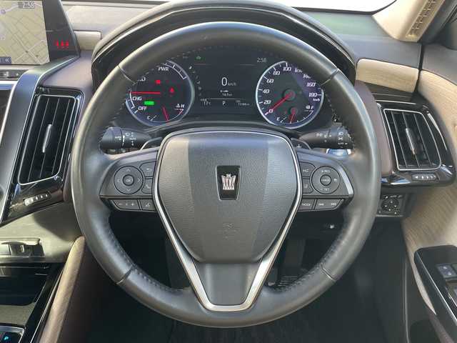 トヨタ クラウン ハイブリッド S Cパッケージ 千葉県 2019(平31)年 1.6万km プレシャスシルバー ナビ　全方位カメラ　ヘッドアップディスプレイ　ＢＳＭ　パドルシフト　レーダークルーズ　フルセグＴＶ　ステアヒーター　シートヒーター　パワーシート　２．０ＥＴＣ　ドラレコ　セーフティセンス　１７ＡＷ/純正メーカーナビ/ヘッドアップディスプレイ/全方位カメラ/ブラインドスポットモニター/パドルシフト/ステアリングヒーター/ステアリングスイッチ/シートヒーター/オートクルーズコントロール/パワーシート/ＥＴＣ２．０/純正ドライブレコーダー（DRT-H68A）/純正マット/前後コーナーセンサー/純正AW/ドアバイザー