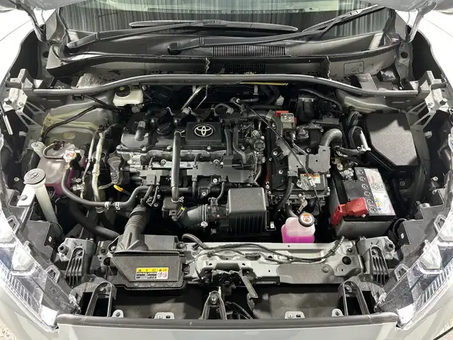 トヨタ カローラ クロス ハイブリッド Z 神奈川県 2025(令7)年 1.5万km セメントグレーメタリック トヨタセーフティセンス/純正メーカーディスプレイオーディオ/・BT/フルセグTV/MiraCast/USB/パノラミックビューモニター/パノラマルーフ/ハーフレザーシート/パワーシート(D)/シートヒーター(D/N)/パーキングアシスト/ブラインドスポットモニター/パワーバックドア/ビルトインETC2.0/ヘッドライトレベライザー/革巻きステアリング/ステアリングスイッチ/Autoライト/LEDヘッドライト/フォグランプ/スマートキー/プッシュスタートボタン/ECO/POWERモード/EVモード/ルーフレール/電動格納ミラー/ウィンカーミラー/純正18インチアルミホイール/フロアマット