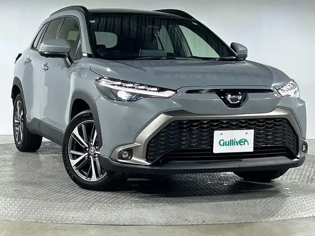 トヨタ カローラ クロス ハイブリッド Z 神奈川県 2025(令7)年 1.5万km セメントグレーメタリック トヨタセーフティセンス/純正メーカーディスプレイオーディオ/・BT/フルセグTV/MiraCast/USB/パノラミックビューモニター/パノラマルーフ/ハーフレザーシート/パワーシート(D)/シートヒーター(D/N)/パーキングアシスト/ブラインドスポットモニター/パワーバックドア/ビルトインETC2.0/ヘッドライトレベライザー/革巻きステアリング/ステアリングスイッチ/Autoライト/LEDヘッドライト/フォグランプ/スマートキー/プッシュスタートボタン/ECO/POWERモード/EVモード/ルーフレール/電動格納ミラー/ウィンカーミラー/純正18インチアルミホイール/フロアマット