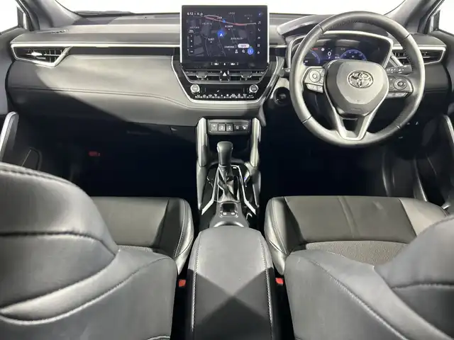 トヨタ カローラ クロス ハイブリッド Z 神奈川県 2025(令7)年 1.5万km セメントグレーメタリック トヨタセーフティセンス/純正メーカーディスプレイオーディオ/・BT/フルセグTV/MiraCast/USB/パノラミックビューモニター/パノラマルーフ/ハーフレザーシート/パワーシート(D)/シートヒーター(D/N)/パーキングアシスト/ブラインドスポットモニター/パワーバックドア/ビルトインETC2.0/ヘッドライトレベライザー/革巻きステアリング/ステアリングスイッチ/Autoライト/LEDヘッドライト/フォグランプ/スマートキー/プッシュスタートボタン/ECO/POWERモード/EVモード/ルーフレール/電動格納ミラー/ウィンカーミラー/純正18インチアルミホイール/フロアマット