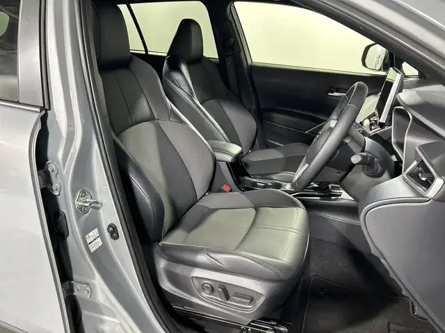 トヨタ カローラ クロス ハイブリッド Z 神奈川県 2025(令7)年 1.5万km セメントグレーメタリック トヨタセーフティセンス/純正メーカーディスプレイオーディオ/・BT/フルセグTV/MiraCast/USB/パノラミックビューモニター/パノラマルーフ/ハーフレザーシート/パワーシート(D)/シートヒーター(D/N)/パーキングアシスト/ブラインドスポットモニター/パワーバックドア/ビルトインETC2.0/ヘッドライトレベライザー/革巻きステアリング/ステアリングスイッチ/Autoライト/LEDヘッドライト/フォグランプ/スマートキー/プッシュスタートボタン/ECO/POWERモード/EVモード/ルーフレール/電動格納ミラー/ウィンカーミラー/純正18インチアルミホイール/フロアマット