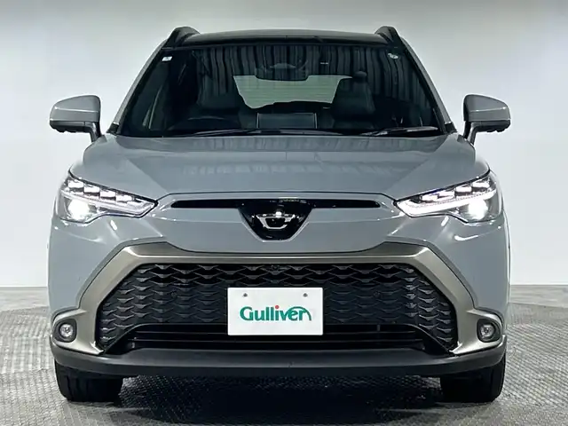 トヨタ カローラ クロス ハイブリッド Z 神奈川県 2025(令7)年 1.5万km セメントグレーメタリック トヨタセーフティセンス/純正メーカーディスプレイオーディオ/・BT/フルセグTV/MiraCast/USB/パノラミックビューモニター/パノラマルーフ/ハーフレザーシート/パワーシート(D)/シートヒーター(D/N)/パーキングアシスト/ブラインドスポットモニター/パワーバックドア/ビルトインETC2.0/ヘッドライトレベライザー/革巻きステアリング/ステアリングスイッチ/Autoライト/LEDヘッドライト/フォグランプ/スマートキー/プッシュスタートボタン/ECO/POWERモード/EVモード/ルーフレール/電動格納ミラー/ウィンカーミラー/純正18インチアルミホイール/フロアマット