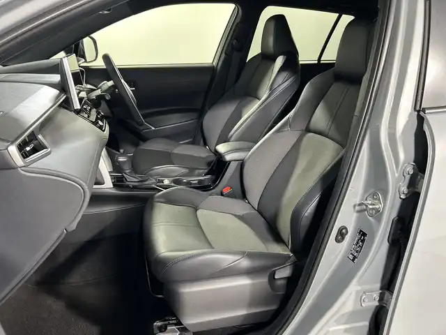 トヨタ カローラ クロス ハイブリッド Z 神奈川県 2025(令7)年 1.5万km セメントグレーメタリック トヨタセーフティセンス/純正メーカーディスプレイオーディオ/・BT/フルセグTV/MiraCast/USB/パノラミックビューモニター/パノラマルーフ/ハーフレザーシート/パワーシート(D)/シートヒーター(D/N)/パーキングアシスト/ブラインドスポットモニター/パワーバックドア/ビルトインETC2.0/ヘッドライトレベライザー/革巻きステアリング/ステアリングスイッチ/Autoライト/LEDヘッドライト/フォグランプ/スマートキー/プッシュスタートボタン/ECO/POWERモード/EVモード/ルーフレール/電動格納ミラー/ウィンカーミラー/純正18インチアルミホイール/フロアマット