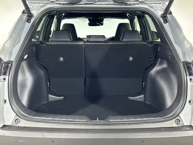 トヨタ カローラ クロス ハイブリッド Z 神奈川県 2025(令7)年 1.5万km セメントグレーメタリック トヨタセーフティセンス/純正メーカーディスプレイオーディオ/・BT/フルセグTV/MiraCast/USB/パノラミックビューモニター/パノラマルーフ/ハーフレザーシート/パワーシート(D)/シートヒーター(D/N)/パーキングアシスト/ブラインドスポットモニター/パワーバックドア/ビルトインETC2.0/ヘッドライトレベライザー/革巻きステアリング/ステアリングスイッチ/Autoライト/LEDヘッドライト/フォグランプ/スマートキー/プッシュスタートボタン/ECO/POWERモード/EVモード/ルーフレール/電動格納ミラー/ウィンカーミラー/純正18インチアルミホイール/フロアマット