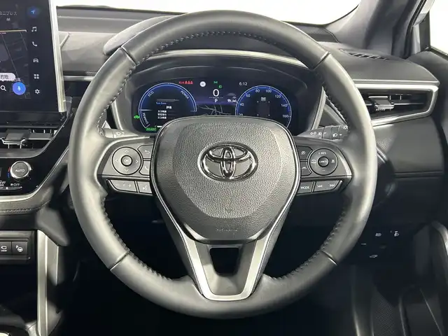 トヨタ カローラ クロス ハイブリッド Z 神奈川県 2025(令7)年 1.5万km セメントグレーメタリック トヨタセーフティセンス/純正メーカーディスプレイオーディオ/・BT/フルセグTV/MiraCast/USB/パノラミックビューモニター/パノラマルーフ/ハーフレザーシート/パワーシート(D)/シートヒーター(D/N)/パーキングアシスト/ブラインドスポットモニター/パワーバックドア/ビルトインETC2.0/ヘッドライトレベライザー/革巻きステアリング/ステアリングスイッチ/Autoライト/LEDヘッドライト/フォグランプ/スマートキー/プッシュスタートボタン/ECO/POWERモード/EVモード/ルーフレール/電動格納ミラー/ウィンカーミラー/純正18インチアルミホイール/フロアマット