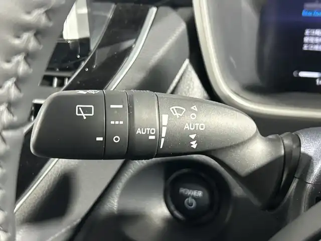 トヨタ カローラ クロス ハイブリッド Z 神奈川県 2025(令7)年 1.5万km セメントグレーメタリック トヨタセーフティセンス/純正メーカーディスプレイオーディオ/・BT/フルセグTV/MiraCast/USB/パノラミックビューモニター/パノラマルーフ/ハーフレザーシート/パワーシート(D)/シートヒーター(D/N)/パーキングアシスト/ブラインドスポットモニター/パワーバックドア/ビルトインETC2.0/ヘッドライトレベライザー/革巻きステアリング/ステアリングスイッチ/Autoライト/LEDヘッドライト/フォグランプ/スマートキー/プッシュスタートボタン/ECO/POWERモード/EVモード/ルーフレール/電動格納ミラー/ウィンカーミラー/純正18インチアルミホイール/フロアマット