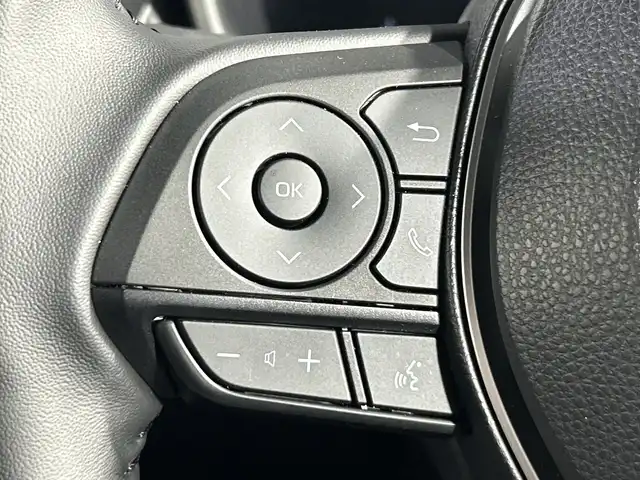 トヨタ カローラ クロス ハイブリッド Z 神奈川県 2025(令7)年 1.5万km セメントグレーメタリック トヨタセーフティセンス/純正メーカーディスプレイオーディオ/・BT/フルセグTV/MiraCast/USB/パノラミックビューモニター/パノラマルーフ/ハーフレザーシート/パワーシート(D)/シートヒーター(D/N)/パーキングアシスト/ブラインドスポットモニター/パワーバックドア/ビルトインETC2.0/ヘッドライトレベライザー/革巻きステアリング/ステアリングスイッチ/Autoライト/LEDヘッドライト/フォグランプ/スマートキー/プッシュスタートボタン/ECO/POWERモード/EVモード/ルーフレール/電動格納ミラー/ウィンカーミラー/純正18インチアルミホイール/フロアマット