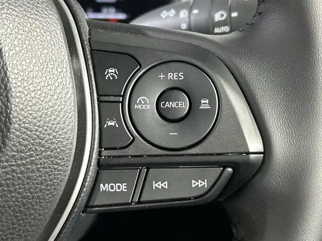 トヨタ カローラ クロス ハイブリッド Z 神奈川県 2025(令7)年 1.5万km セメントグレーメタリック トヨタセーフティセンス/純正メーカーディスプレイオーディオ/・BT/フルセグTV/MiraCast/USB/パノラミックビューモニター/パノラマルーフ/ハーフレザーシート/パワーシート(D)/シートヒーター(D/N)/パーキングアシスト/ブラインドスポットモニター/パワーバックドア/ビルトインETC2.0/ヘッドライトレベライザー/革巻きステアリング/ステアリングスイッチ/Autoライト/LEDヘッドライト/フォグランプ/スマートキー/プッシュスタートボタン/ECO/POWERモード/EVモード/ルーフレール/電動格納ミラー/ウィンカーミラー/純正18インチアルミホイール/フロアマット