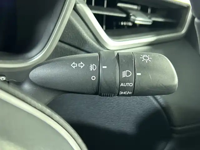 トヨタ カローラ クロス ハイブリッド Z 神奈川県 2025(令7)年 1.5万km セメントグレーメタリック トヨタセーフティセンス/純正メーカーディスプレイオーディオ/・BT/フルセグTV/MiraCast/USB/パノラミックビューモニター/パノラマルーフ/ハーフレザーシート/パワーシート(D)/シートヒーター(D/N)/パーキングアシスト/ブラインドスポットモニター/パワーバックドア/ビルトインETC2.0/ヘッドライトレベライザー/革巻きステアリング/ステアリングスイッチ/Autoライト/LEDヘッドライト/フォグランプ/スマートキー/プッシュスタートボタン/ECO/POWERモード/EVモード/ルーフレール/電動格納ミラー/ウィンカーミラー/純正18インチアルミホイール/フロアマット