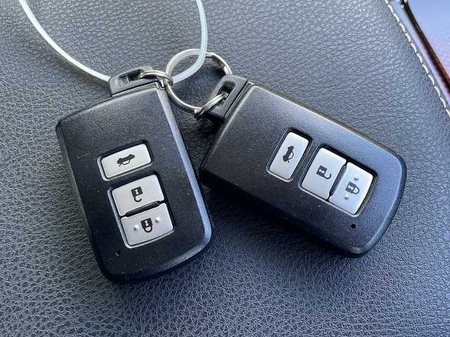 トヨタ クラウン ハイブリッド ロイヤルサルーン Four 新潟県 2016(平28)年 4万km ホワイトパールクリスタルシャイン 純正SDナビ/(Bluetooth/AM/FM/CD/DVD)/フルセグTV/レーダークルーズコントロール/衝突軽減システム/バックカメラ/パワーシート(前席)/シートヒーター(前席)/ステアリングヒーター/4WD/ドライブレコーダー/LEDライト/LEDフォグライト/純正AW付サマータイヤ/純正フロアマット