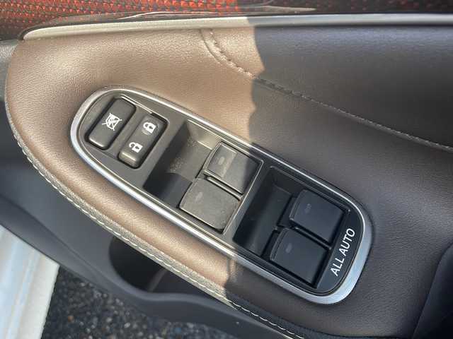 トヨタ クラウン ハイブリッド ロイヤルサルーン Four 新潟県 2016(平28)年 4万km ホワイトパールクリスタルシャイン 純正SDナビ/(Bluetooth/AM/FM/CD/DVD)/フルセグTV/レーダークルーズコントロール/衝突軽減システム/バックカメラ/パワーシート(前席)/シートヒーター(前席)/ステアリングヒーター/4WD/ドライブレコーダー/LEDライト/LEDフォグライト/純正AW付サマータイヤ/純正フロアマット