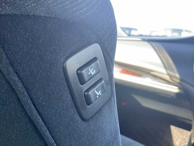 トヨタ クラウン ハイブリッド ロイヤルサルーン Four 新潟県 2016(平28)年 4万km ホワイトパールクリスタルシャイン 純正SDナビ/(Bluetooth/AM/FM/CD/DVD)/フルセグTV/レーダークルーズコントロール/衝突軽減システム/バックカメラ/パワーシート(前席)/シートヒーター(前席)/ステアリングヒーター/4WD/ドライブレコーダー/LEDライト/LEDフォグライト/純正AW付サマータイヤ/純正フロアマット