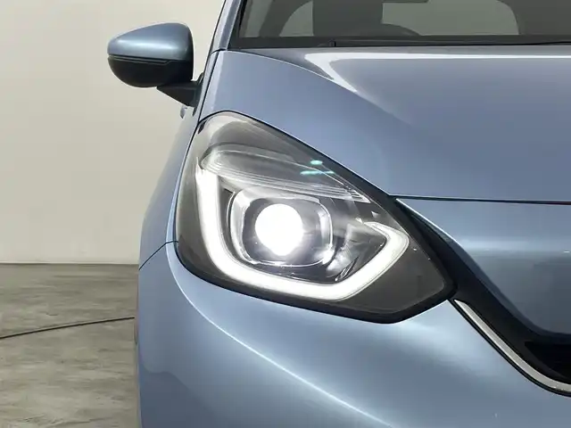 ホンダ フィット e:HEVホーム 福島県 2021(令3)年 5.9万km ライトブルー ホンダセンシング/・衝突軽減ブレーキ/・誤発進抑制機能/・後方誤発進抑制機能/・近距離衝突軽減ブレーキ/・路外逸脱抑制機能/・渋滞追従機能付アダプティブ・クルーズ・コントロール/・車線維持支援システム/・先行車発進お知らせ機能/・標識認識機能/コンフォートビューパッケージ/・親水/ヒーテッドドアミラー/・熱線入りフロントウインドウ/・PTCヒーター /純正ナビゲーション/・型式：VXM-205VFEi/・【TV/Bluetooth/CD/DVD/AM・FM/・バックカメラ/・ETC/前後ドライブレコーダー/プッシュスタート/・スマートキー/・電子パーキング/・オートホールド/革巻きステアリング/・ステアリングスイッチ/LEDヘッドライト/・オートライト/・オートハイビーム/・ヘッドライトリベライザー/純正フロアマット/電動格納ウィンカーミラー/ドアバイザー