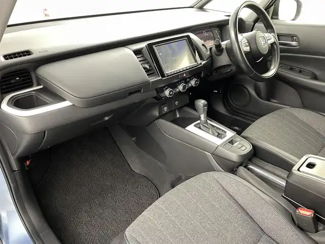 ホンダ フィット e:HEVホーム 福島県 2021(令3)年 5.9万km ライトブルー ホンダセンシング/・衝突軽減ブレーキ/・誤発進抑制機能/・後方誤発進抑制機能/・近距離衝突軽減ブレーキ/・路外逸脱抑制機能/・渋滞追従機能付アダプティブ・クルーズ・コントロール/・車線維持支援システム/・先行車発進お知らせ機能/・標識認識機能/コンフォートビューパッケージ/・親水/ヒーテッドドアミラー/・熱線入りフロントウインドウ/・PTCヒーター /純正ナビゲーション/・型式：VXM-205VFEi/・【TV/Bluetooth/CD/DVD/AM・FM/・バックカメラ/・ETC/前後ドライブレコーダー/プッシュスタート/・スマートキー/・電子パーキング/・オートホールド/革巻きステアリング/・ステアリングスイッチ/LEDヘッドライト/・オートライト/・オートハイビーム/・ヘッドライトリベライザー/純正フロアマット/電動格納ウィンカーミラー/ドアバイザー