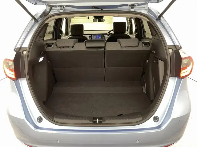 ホンダ フィット e:HEVホーム 福島県 2021(令3)年 5.9万km ライトブルー ホンダセンシング/・衝突軽減ブレーキ/・誤発進抑制機能/・後方誤発進抑制機能/・近距離衝突軽減ブレーキ/・路外逸脱抑制機能/・渋滞追従機能付アダプティブ・クルーズ・コントロール/・車線維持支援システム/・先行車発進お知らせ機能/・標識認識機能/コンフォートビューパッケージ/・親水/ヒーテッドドアミラー/・熱線入りフロントウインドウ/・PTCヒーター /純正ナビゲーション/・型式：VXM-205VFEi/・【TV/Bluetooth/CD/DVD/AM・FM/・バックカメラ/・ETC/前後ドライブレコーダー/プッシュスタート/・スマートキー/・電子パーキング/・オートホールド/革巻きステアリング/・ステアリングスイッチ/LEDヘッドライト/・オートライト/・オートハイビーム/・ヘッドライトリベライザー/純正フロアマット/電動格納ウィンカーミラー/ドアバイザー