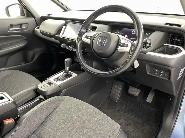 ホンダ フィット e:HEVホーム 福島県 2021(令3)年 5.9万km ライトブルー ホンダセンシング/・衝突軽減ブレーキ/・誤発進抑制機能/・後方誤発進抑制機能/・近距離衝突軽減ブレーキ/・路外逸脱抑制機能/・渋滞追従機能付アダプティブ・クルーズ・コントロール/・車線維持支援システム/・先行車発進お知らせ機能/・標識認識機能/コンフォートビューパッケージ/・親水/ヒーテッドドアミラー/・熱線入りフロントウインドウ/・PTCヒーター /純正ナビゲーション/・型式：VXM-205VFEi/・【TV/Bluetooth/CD/DVD/AM・FM/・バックカメラ/・ETC/前後ドライブレコーダー/プッシュスタート/・スマートキー/・電子パーキング/・オートホールド/革巻きステアリング/・ステアリングスイッチ/LEDヘッドライト/・オートライト/・オートハイビーム/・ヘッドライトリベライザー/純正フロアマット/電動格納ウィンカーミラー/ドアバイザー