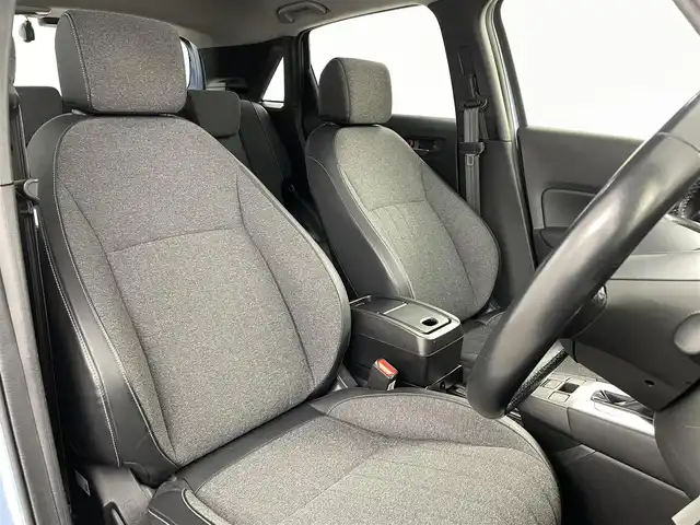 ホンダ フィット e:HEVホーム 福島県 2021(令3)年 5.9万km ライトブルー ホンダセンシング/・衝突軽減ブレーキ/・誤発進抑制機能/・後方誤発進抑制機能/・近距離衝突軽減ブレーキ/・路外逸脱抑制機能/・渋滞追従機能付アダプティブ・クルーズ・コントロール/・車線維持支援システム/・先行車発進お知らせ機能/・標識認識機能/コンフォートビューパッケージ/・親水/ヒーテッドドアミラー/・熱線入りフロントウインドウ/・PTCヒーター /純正ナビゲーション/・型式：VXM-205VFEi/・【TV/Bluetooth/CD/DVD/AM・FM/・バックカメラ/・ETC/前後ドライブレコーダー/プッシュスタート/・スマートキー/・電子パーキング/・オートホールド/革巻きステアリング/・ステアリングスイッチ/LEDヘッドライト/・オートライト/・オートハイビーム/・ヘッドライトリベライザー/純正フロアマット/電動格納ウィンカーミラー/ドアバイザー