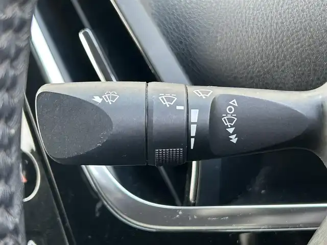 トヨタ プリウス ＰＨＶ A レザーパッケージ 茨城県 2017(平29)年 8.1万km スピリテッドアクアメタリック ワンオーナー/11.6インチタッチディスプレイナビ/（AM/FM/Bluetooth/フルセグ/iPod/AUX)/バックカメラ/セーフティセンス/・プリクラッシュセーフティ/・レーンディパーチャーアラート/・アダプティブハイビームシステム/・レーダークルーズコントロール/オプション17インチ純正アルミホイール/ブラインドスポットモニター/パーキングアシスト/ステアリングヒーター/快適温熱シート/インテリジェントクリアランスソナー/シンプルインテリジェントパーキングアシスト/LEDヘッドライト/パワーシート/ビルトインETC2.0/トノカバー/新車時保証書/充電ケーブル