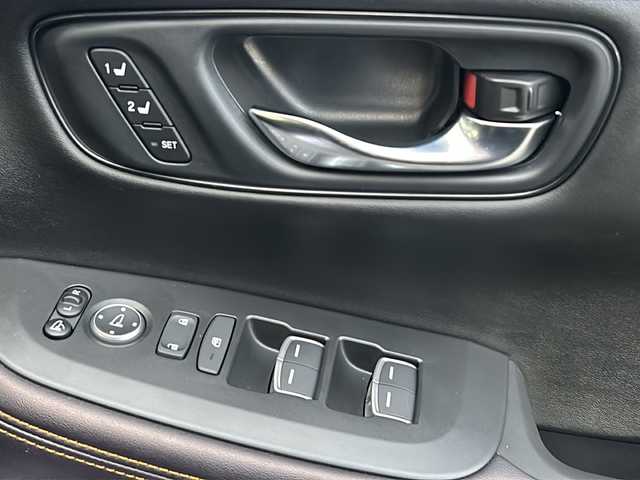 ホンダ ＺＲ－Ｖ ハイブリッド e:HEV Z 山形県 2023(令5)年 1.1万km スーパープラチナグレーメタリック 禁煙車/４WD/ホンダセンシング/クルーズコントロール/ブラインドスポットモニター/横滑り防止装置/レーンキープアシスト/オートマチックハイビーム/全方位カメラ/前後コーナーセンサー/BOSEサウンド/純正ナビ/（Bluetooth/フルセグ/AM/FM/USB)/置くだけ充電/ETC2.0/ステアリングスイッチ/パドルシフト/ステアリングヒーター/本革シート/前席パワーシート/D席シートメモリー/全席シートヒーター/純正フロアマット/無限ドアプロテクター/スマートキー×２/18インチ純正アルミホイール